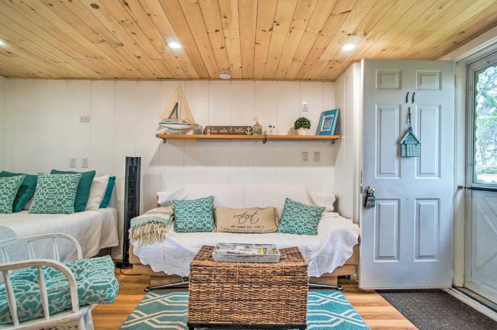 Walk to Beach Bright and Cozy Cape Cod Studio!